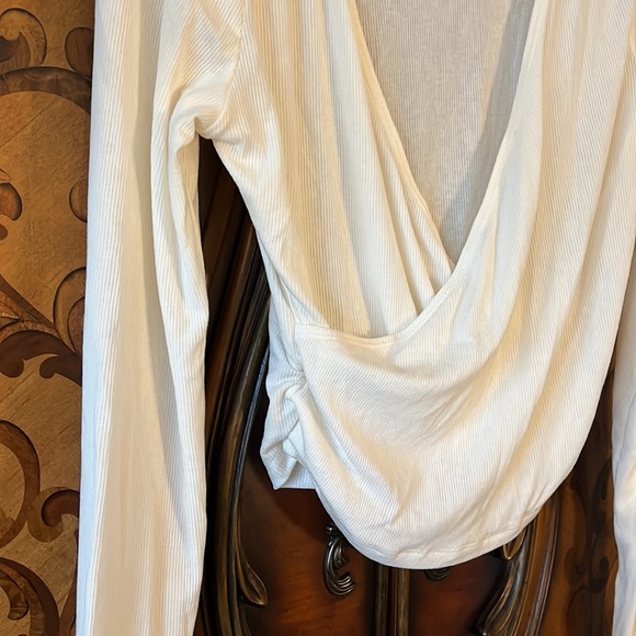 Cream wrap‎ top - Picture 2 of 3